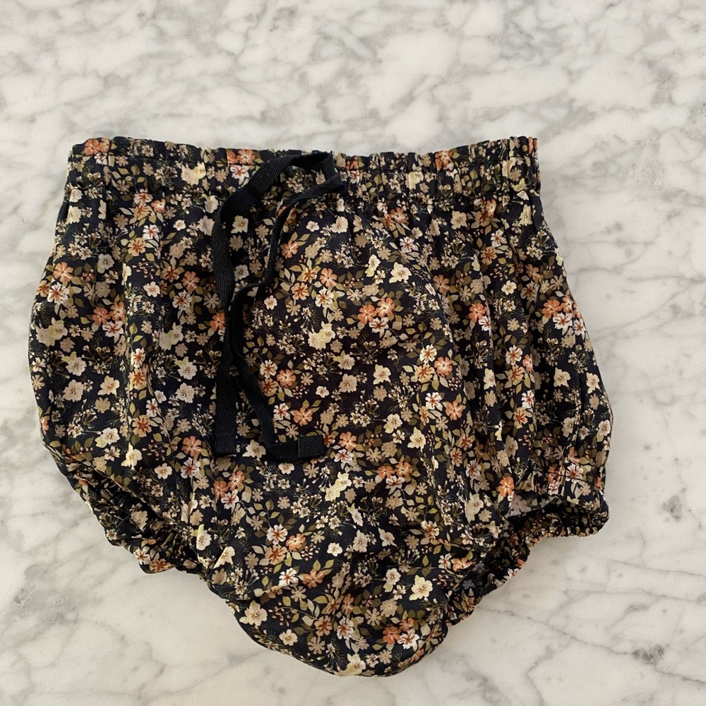 Jamie Kay Black Floral Outfit - Picture 4 of 4
